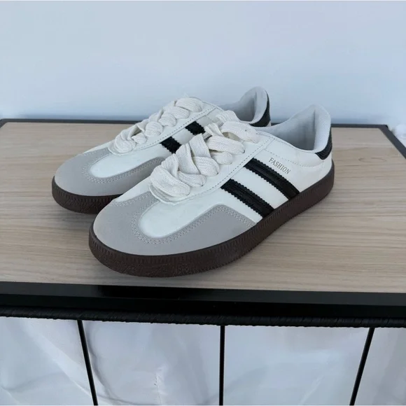 Striped sneakers - Picture 2 of 4